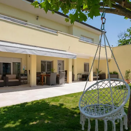 Hébergement de vacances Stunning In With Kitchen *